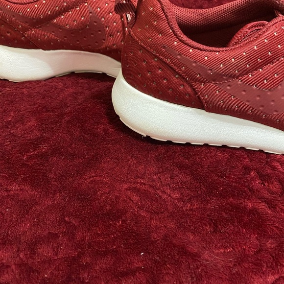 Nike Maroon Sneakers with White Accents
Women’s size 8 in great condition - Picture 4 of 5